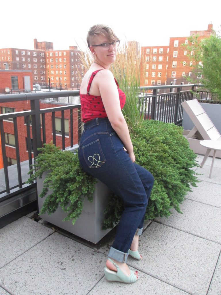 The waist stays in place even while awkwardly sitting on a planter.