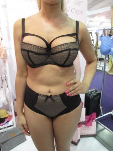 Well guess again! It’s a cage bra with removable straps! I’m so glad large cup brands are finally embracing the cage bra trend. This hot little number goes up to a UK HH cup.