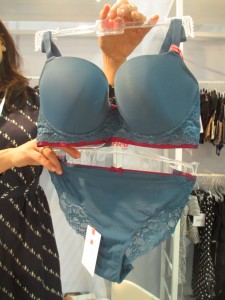 Another failed attempt at capturing the correct color. The Morgan bra is a glorious teal with a cool flat pink trim, which is actually a heavy elastic. Looked pretty comfy!