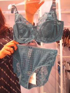 Envy—the bra I so loved [hourglassy.com/2015/03/off-the-rack-panache-envy-bra-reviewed/], but would have preferred in a 28 band—is now available in 28 bands and a lovely teal color (which my camera once again failed to accurately capture)!