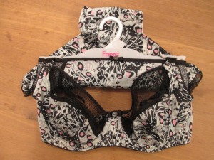 Looooove the super sporty upper cup combined with the girly, abstract butterfly-esque print.